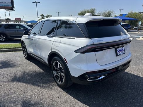 Used 2024 Lincoln Nautilus Premier image 4