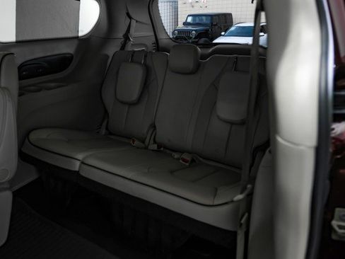 Used 2020 Chrysler Pacifica Limited image 34