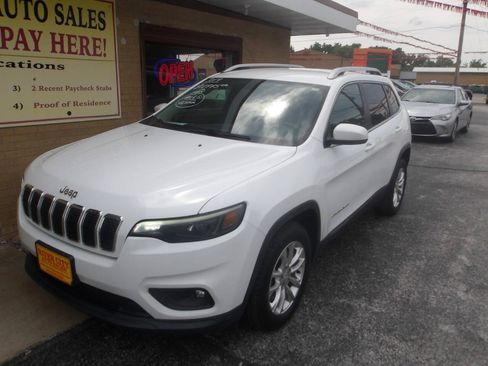 Used 2019 Jeep Cherokee Latitude w/ Cold Weather Group FWD image 3