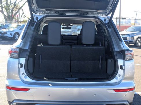 Used 2025 Mitsubishi Outlander SE image 37