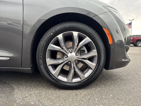Used 2018 Chrysler Pacifica Limited w/ Advanced Safetytec Group FWD image 9