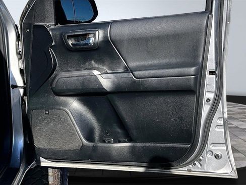 Used 2016 Toyota Tacoma TRD Sport image 26