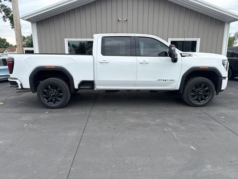 Used 2025 GMC Sierra 2500 AT4 AWD/4WD image 2