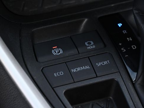 Used 2022 Toyota RAV4 XLE Premium image 19