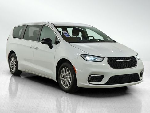 Used 2024 Chrysler Pacifica Touring-L FWD image 8
