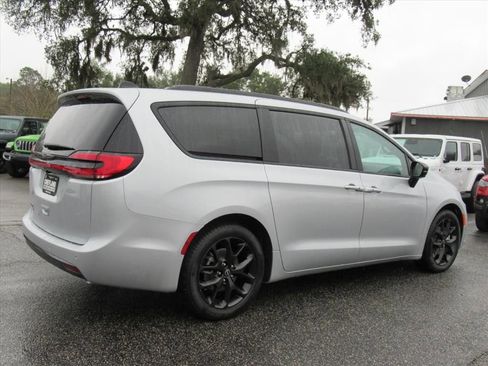 New 2026 Chrysler Pacifica Select w/ S Appearance Package image 6