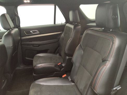 Used 2018 Ford Explorer XLT w/ Equipment Group 202A FWD image 18