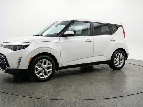 Used 2025 Kia Soul LX w/ LX Technology Package FWD image 3
