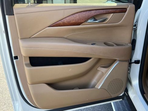 Used 2015 Cadillac Escalade ESV Platinum AWD/4WD image 11