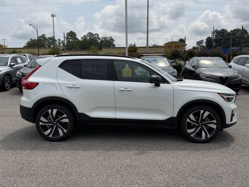 Used 2023 Volvo XC40 B4 Plus w/ Climate Package FWD image 11