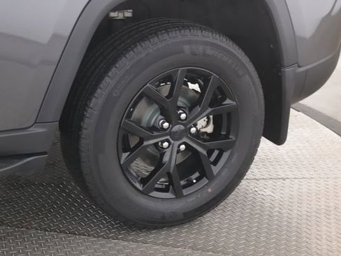 Used 2024 Jeep Grand Cherokee Altitude image 14