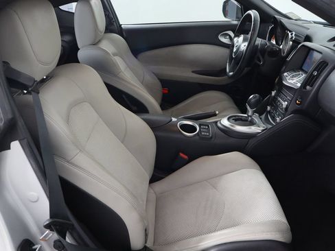 Used 2009 Nissan 370Z Touring RWD image 10