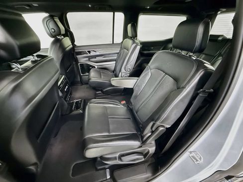 Used 2022 Jeep Wagoneer Series III w/ Premium Group I AWD/4WD image 26