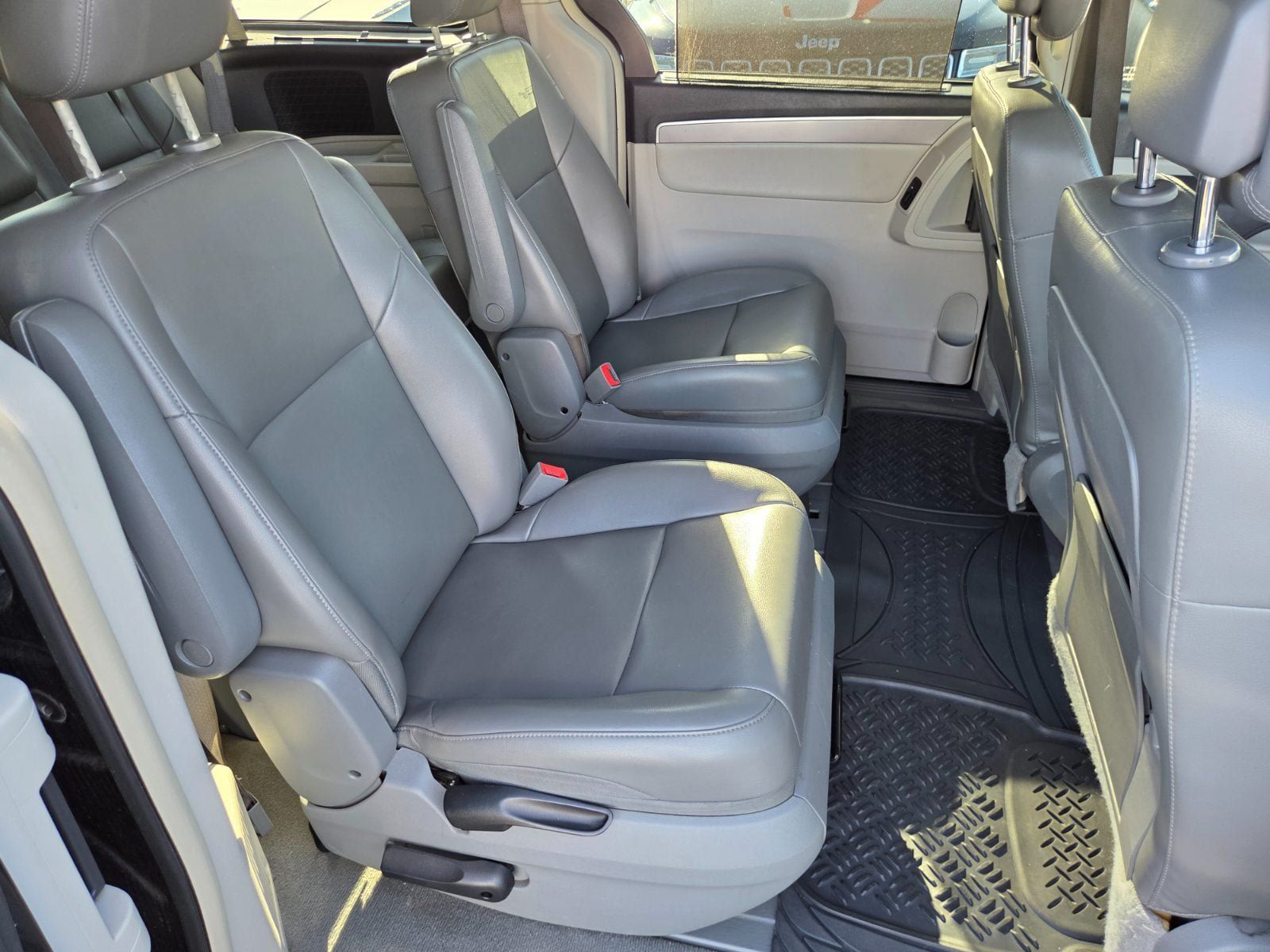 Used 2012 Volkswagen Routan SE FWD image 12