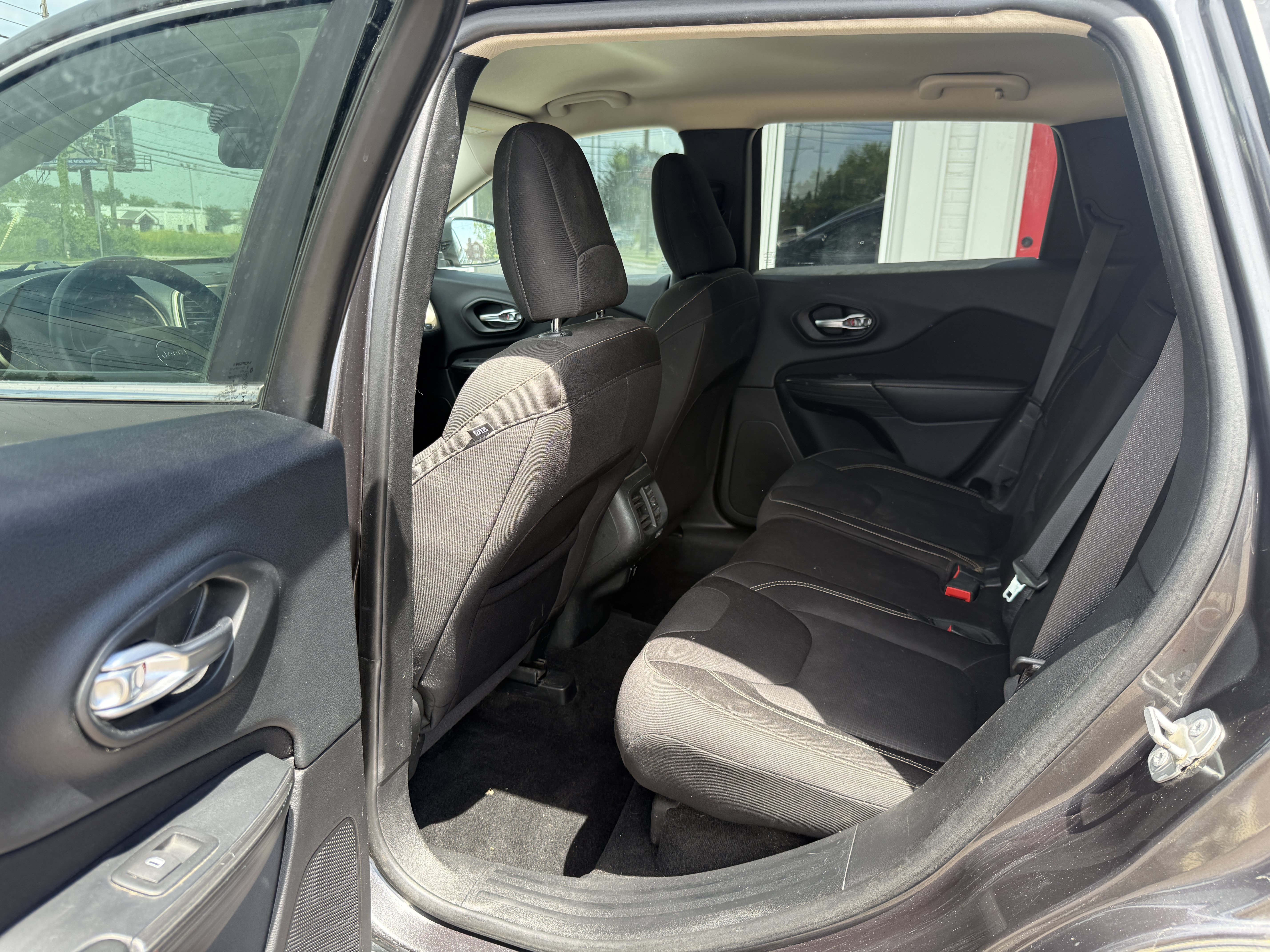 Used 2015 Jeep Cherokee Latitude w/ Cold Weather Group AWD/4WD image 17