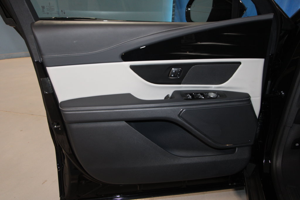 Used 2024 Lincoln Nautilus Premier AWD/4WD image 5