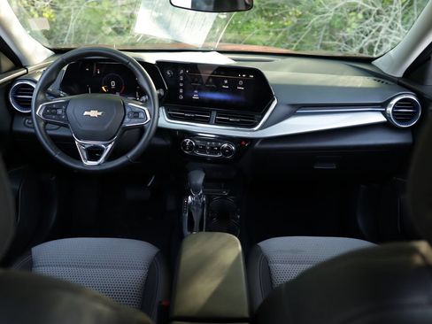 Used 2025 Chevrolet Trax LT w/ LT Convenience Package FWD image 19