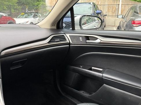 Used 2017 Ford Fusion SE w/ Fusion SE Technology Package FWD image 13