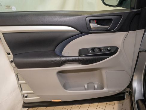 Used 2016 Toyota Highlander XLE image 14