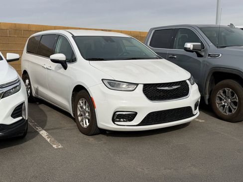 Used 2023 Chrysler Pacifica Touring-L image 2
