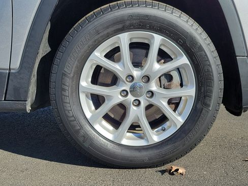 Used 2017 Jeep Cherokee Latitude w/ Cold Weather Group image 6