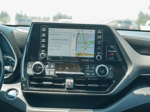 Certified 2021 Toyota Highlander XLE AWD/4WD image 15