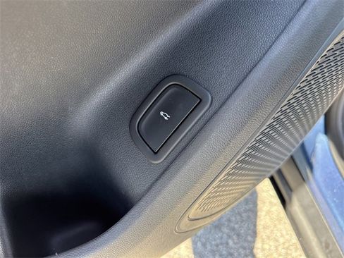 Used 2025 Chevrolet Traverse LT image 41