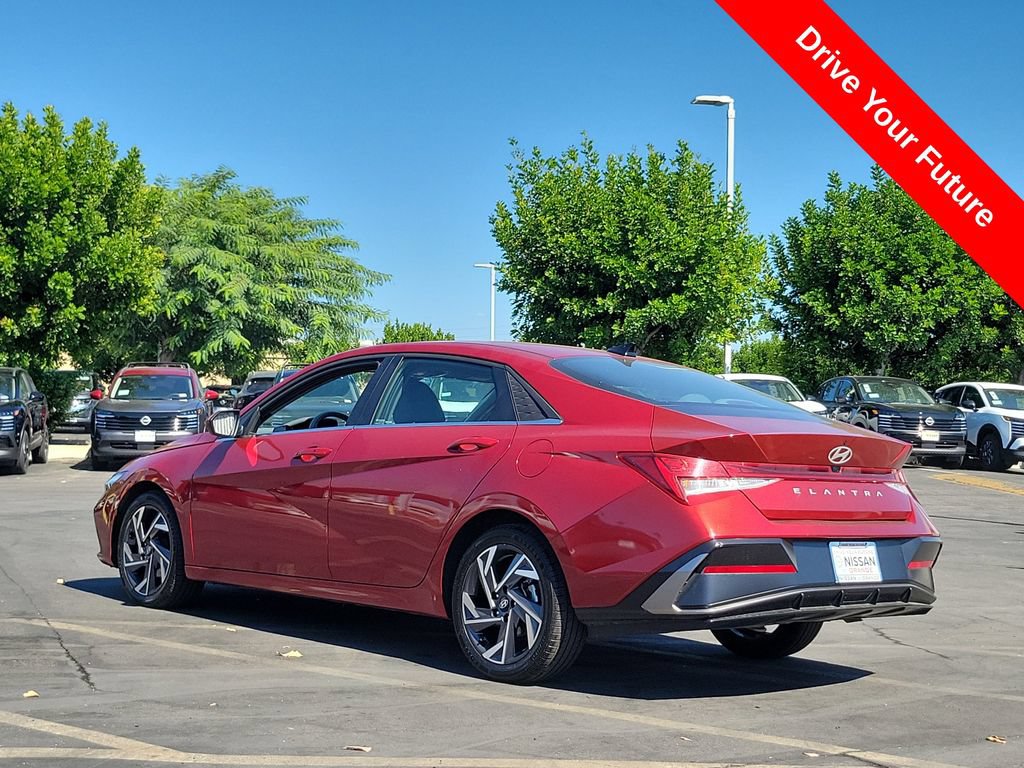 Used 2025 Hyundai Elantra SEL FWD image 2