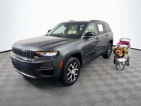 Used 2024 Jeep Grand Cherokee Limited RWD image 3
