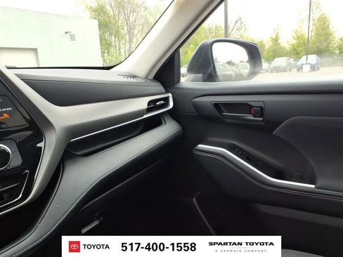 Used 2022 Toyota Highlander LE AWD/4WD image 23