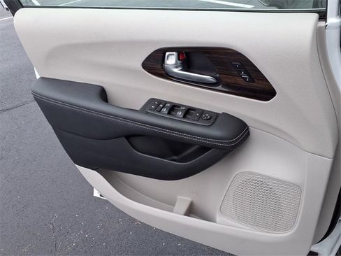Used 2024 Chrysler Pacifica Limited image 19