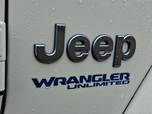 Used 2022 Jeep Wrangler Unlimited Sahara w/ Cold Weather Group image 29