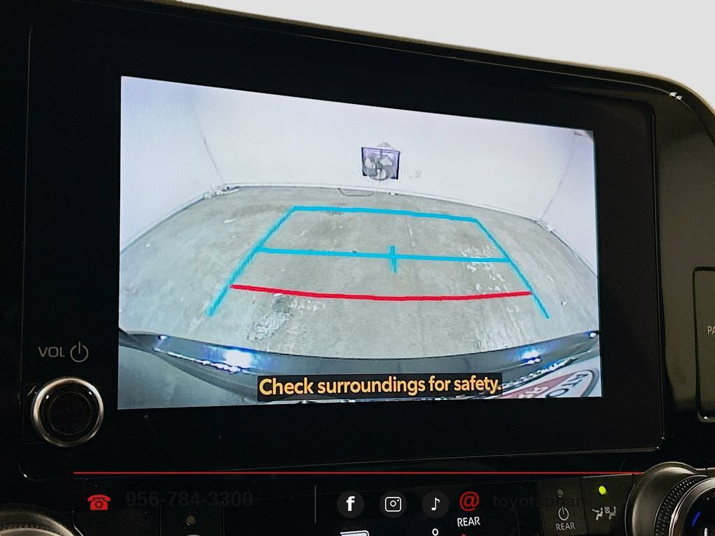 Used 2023 Toyota Highlander XLE FWD image 12