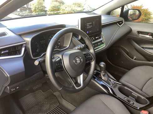 Used 2025 Toyota Corolla SE w/ SE Package image 10