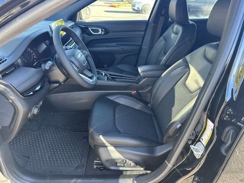 New 2026 Jeep Compass Latitude image 9