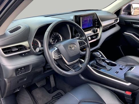 Used 2024 Toyota Highlander XLE FWD image 17