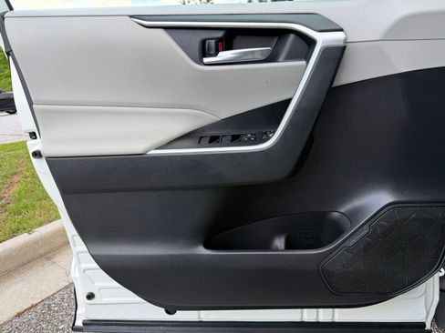 Used 2020 Toyota RAV4 XLE FWD image 43