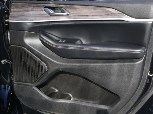 Used 2024 Jeep Grand Cherokee Limited image 17