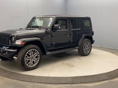 Used 2022 Jeep Wrangler Unlimited Sahara AWD/4WD image 9
