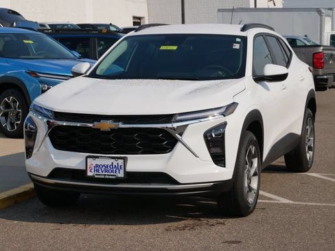 Used 2024 Chevrolet Trax LT w/ Driver Confidence Package FWD image 3