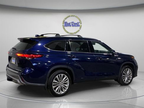 Used 2022 Toyota Highlander Platinum image 4