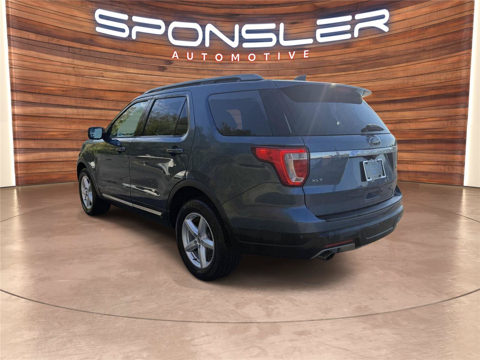 Used 2018 Ford Explorer XLT FWD image 3