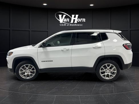 Used 2024 Jeep Compass Latitude w/ Sun and Sound Group AWD/4WD image 4