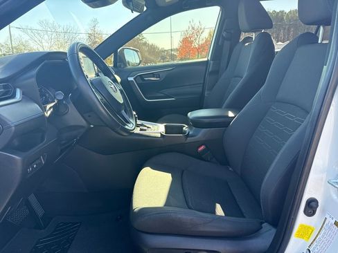 Used 2022 Toyota RAV4 SE image 11