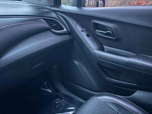 Used 2017 Chevrolet Trax LT w/ LT Convenience Package image 20
