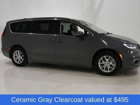 Used 2023 Chrysler Pacifica Touring-L FWD image 3