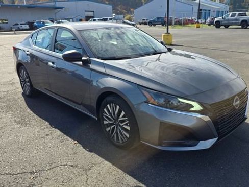 Used 2024 Nissan Altima 2.5 SV image 3