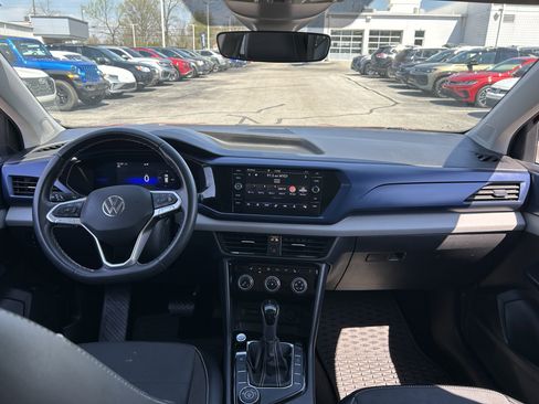 Used 2023 Volkswagen Taos SE w/ Panoramic Sunroof Package image 10