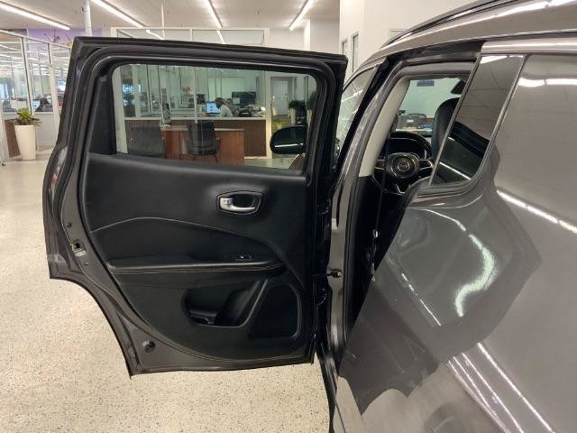 Used 2018 Jeep Compass Latitude AWD/4WD image 30