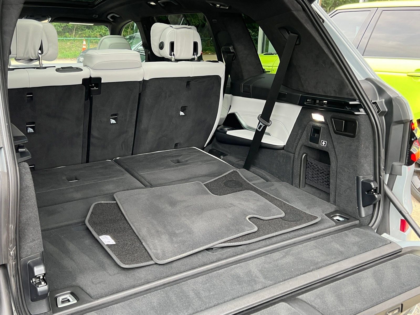 Used 2023 BMW X7 xDrive40i w/ M Sport Package AWD/4WD image 29